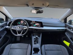 Fahrzeugabbildung Volkswagen Golf VIII Variant Life 2,0 TDI Navi Sitzh ACC