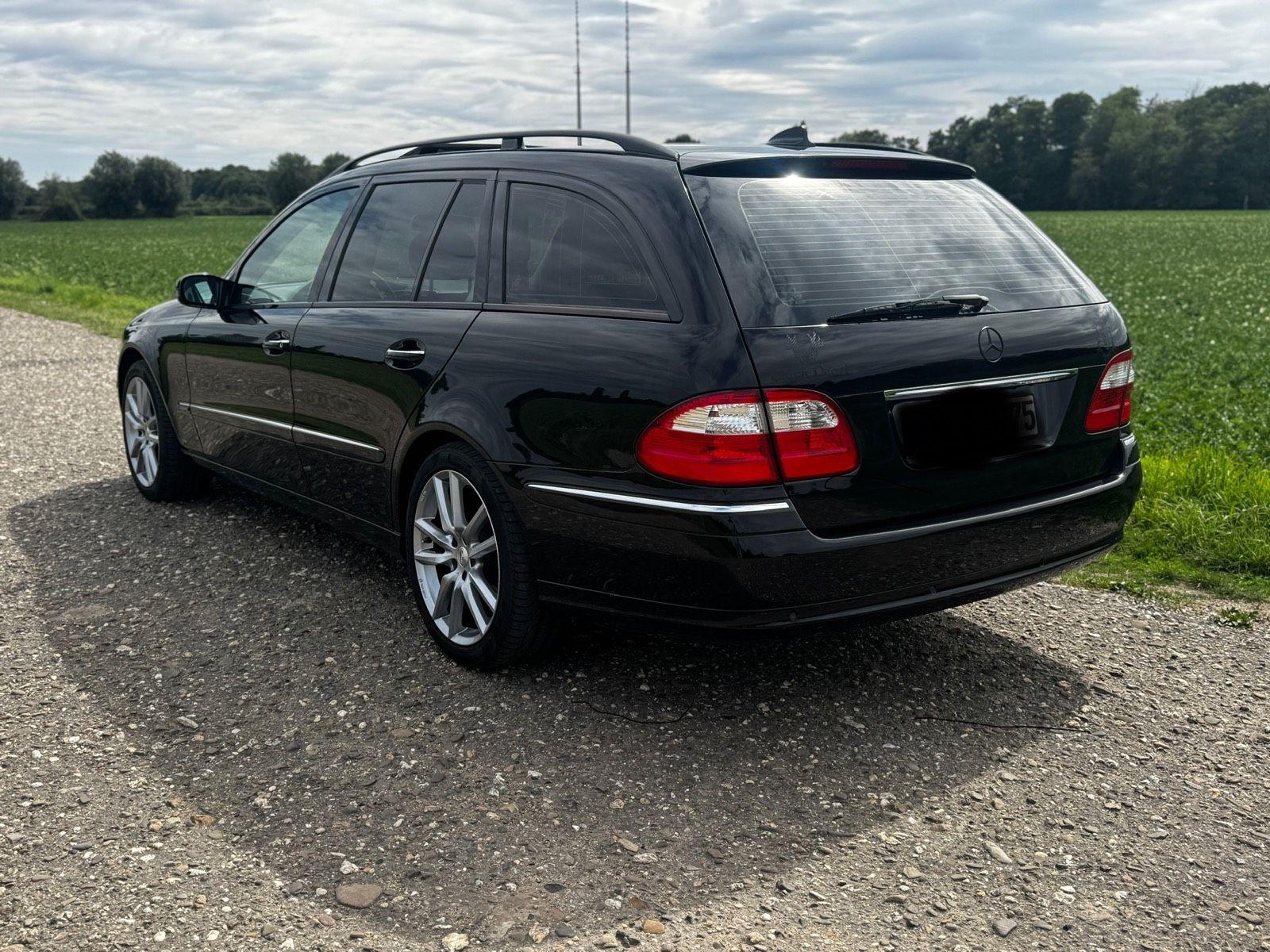 Mercedes-Benz E200 2005 — rear view