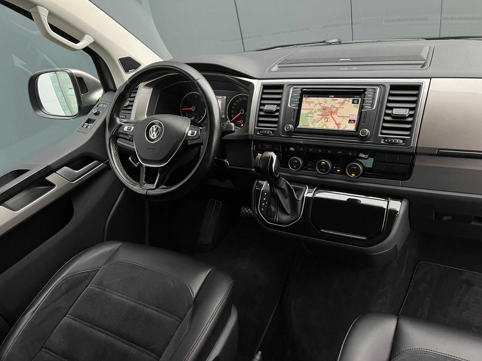 Fahrzeugabbildung Volkswagen T6 Multivan Generation Six 2.0 TDI DSG *AHK, LED