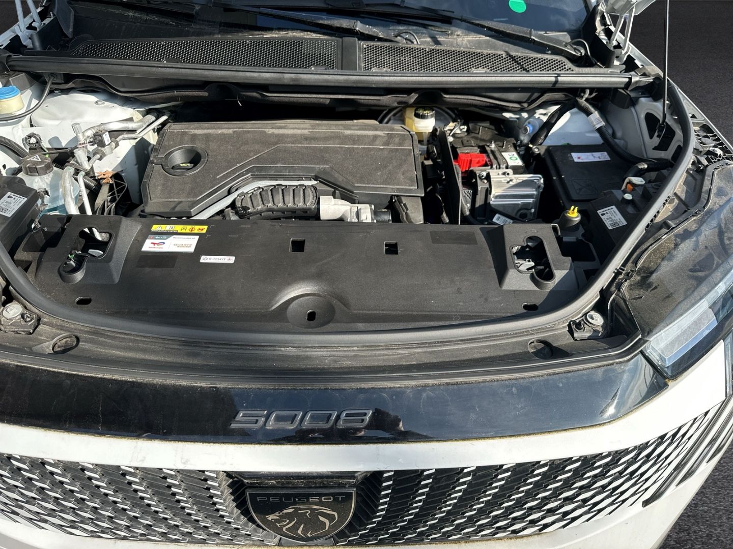 Fahrzeugabbildung Peugeot 5008 Hybrid 136 Allure Digitales Cockpit LED App