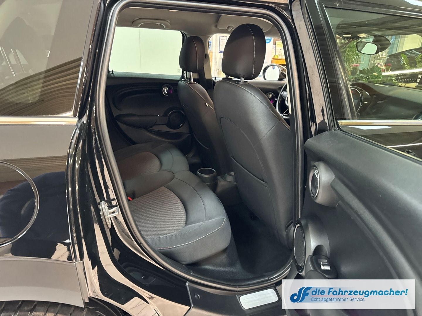 Fahrzeugabbildung MINI Cooper Mehrzonenklima Ambientebeleuchtung SHZ Ke