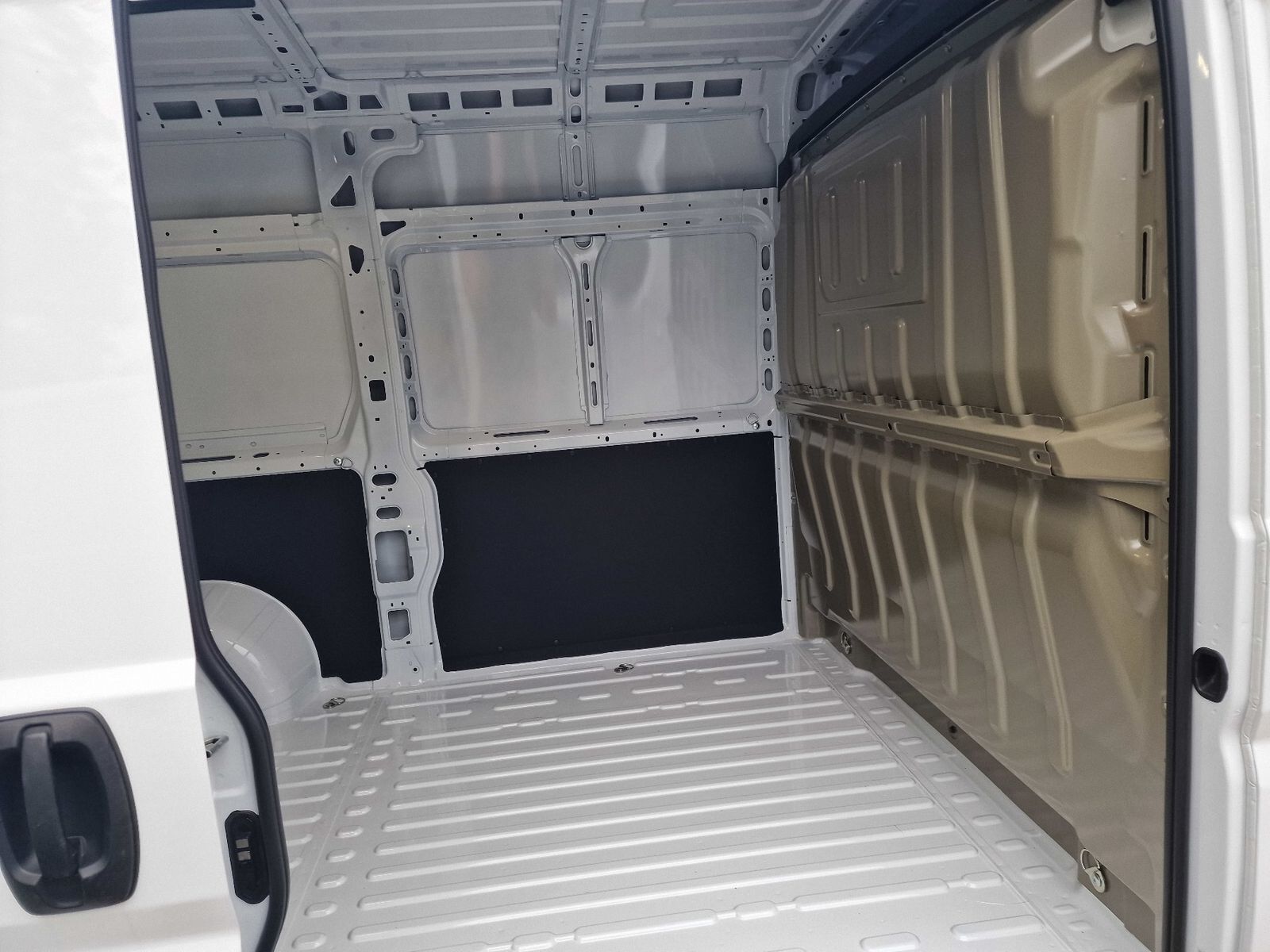 Fahrzeugabbildung Opel Movano Kasten 33 L2H2 BlueHDI 140