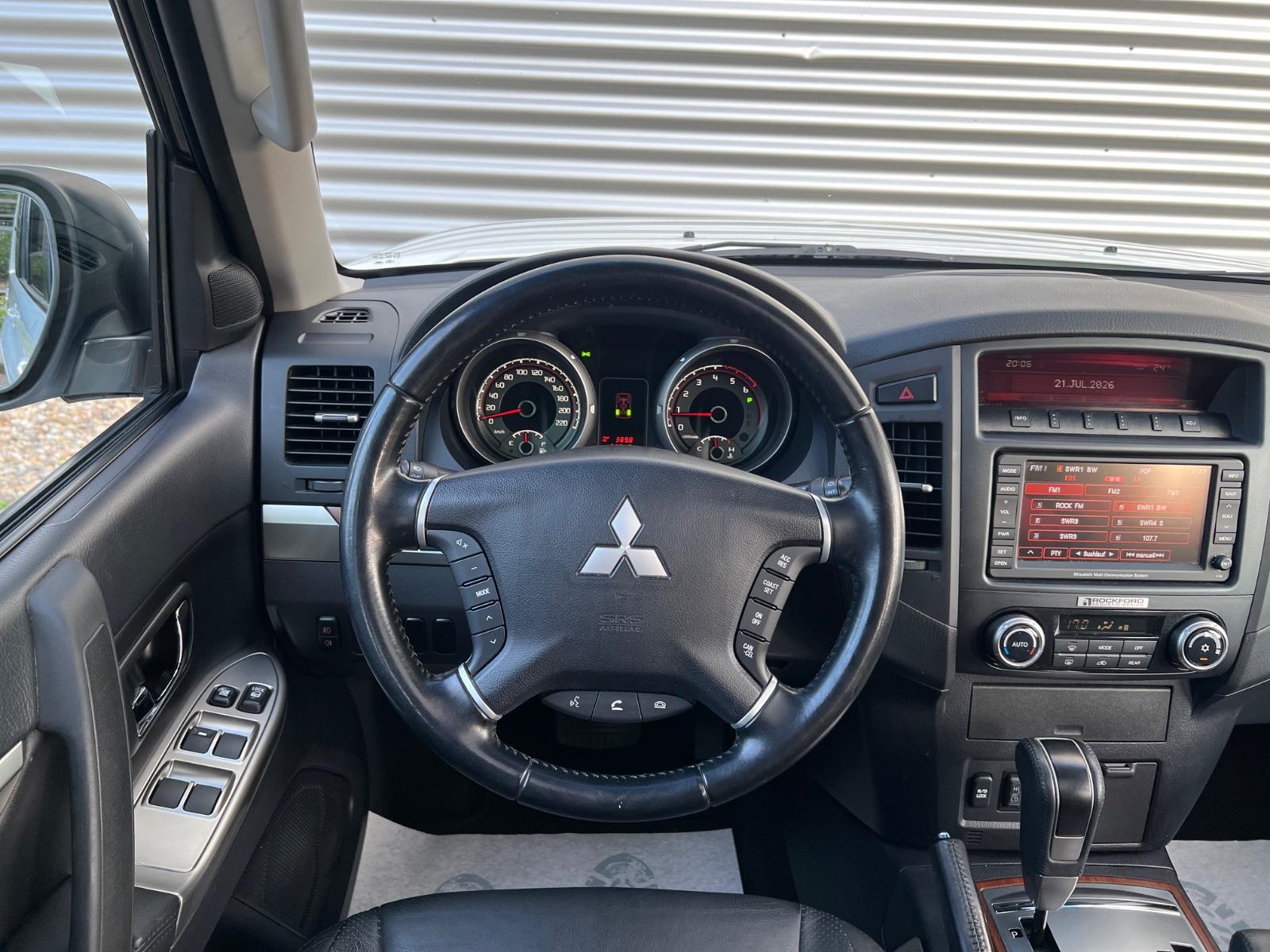Mitsubishi Pajero 3.2 DI-D 200 ch Instyle 4x4 - 7 places - Cuir - GPS - Toit ouvrant