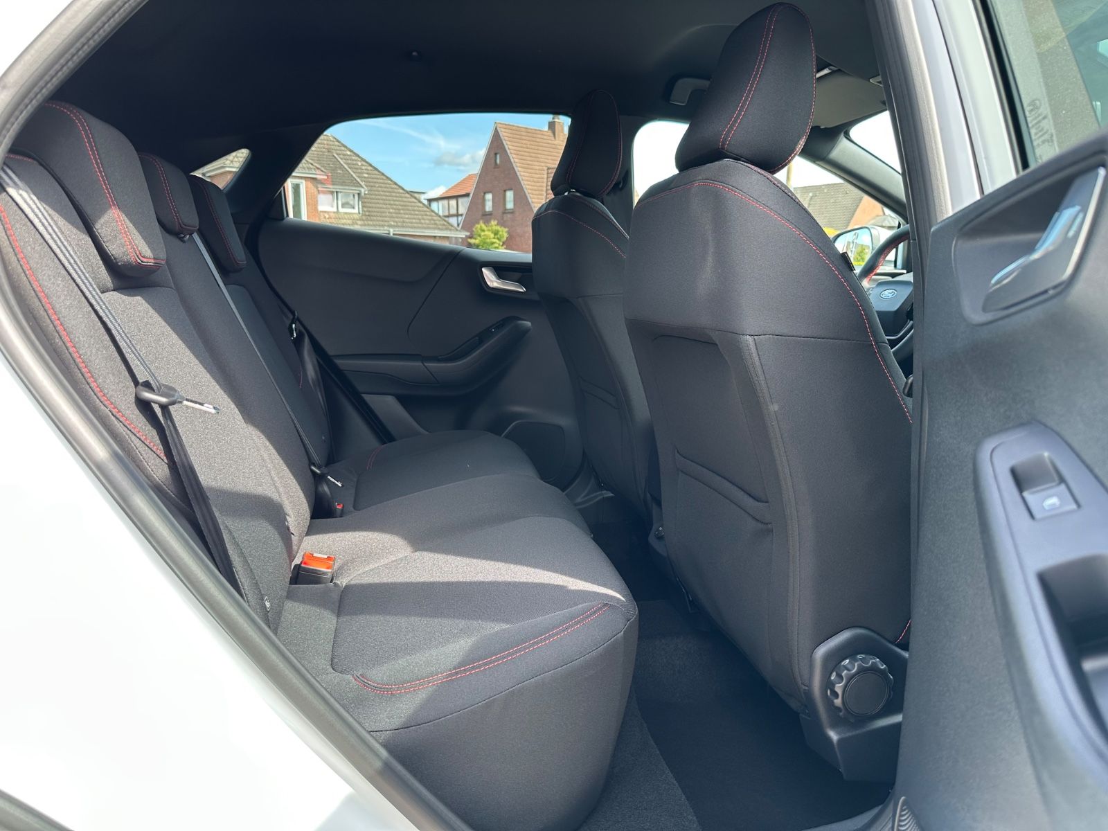 Fahrzeugabbildung Ford Puma 1.0 EB ST-Line Aut. Navi/LED/SHZG/PDC