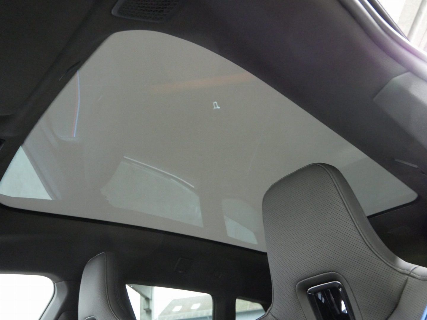 Fahrzeugeinzelansicht 13 Fahrzeugabbildung BMW iX M70 |B&W |Panoramaglasdach| Sitzbelüftung vor