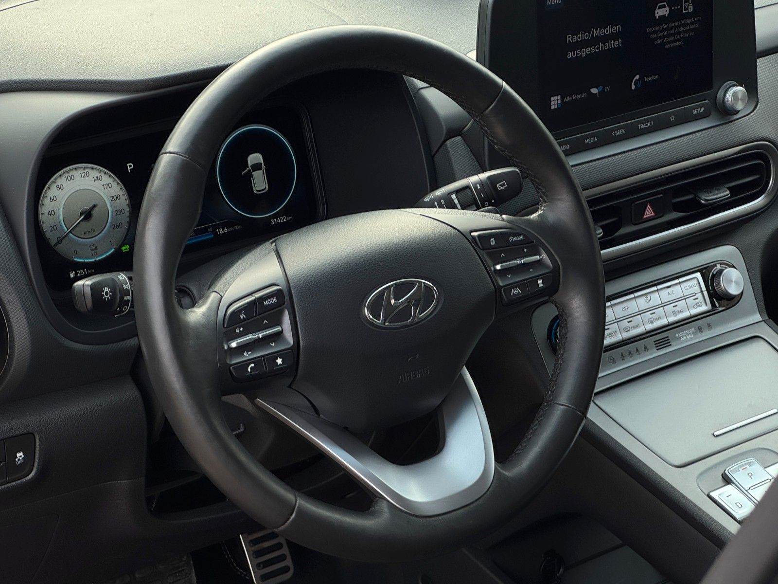 Fahrzeugabbildung Hyundai KONA E Select ACC LHZ SHZ LKAS PDC Kam CarPlay