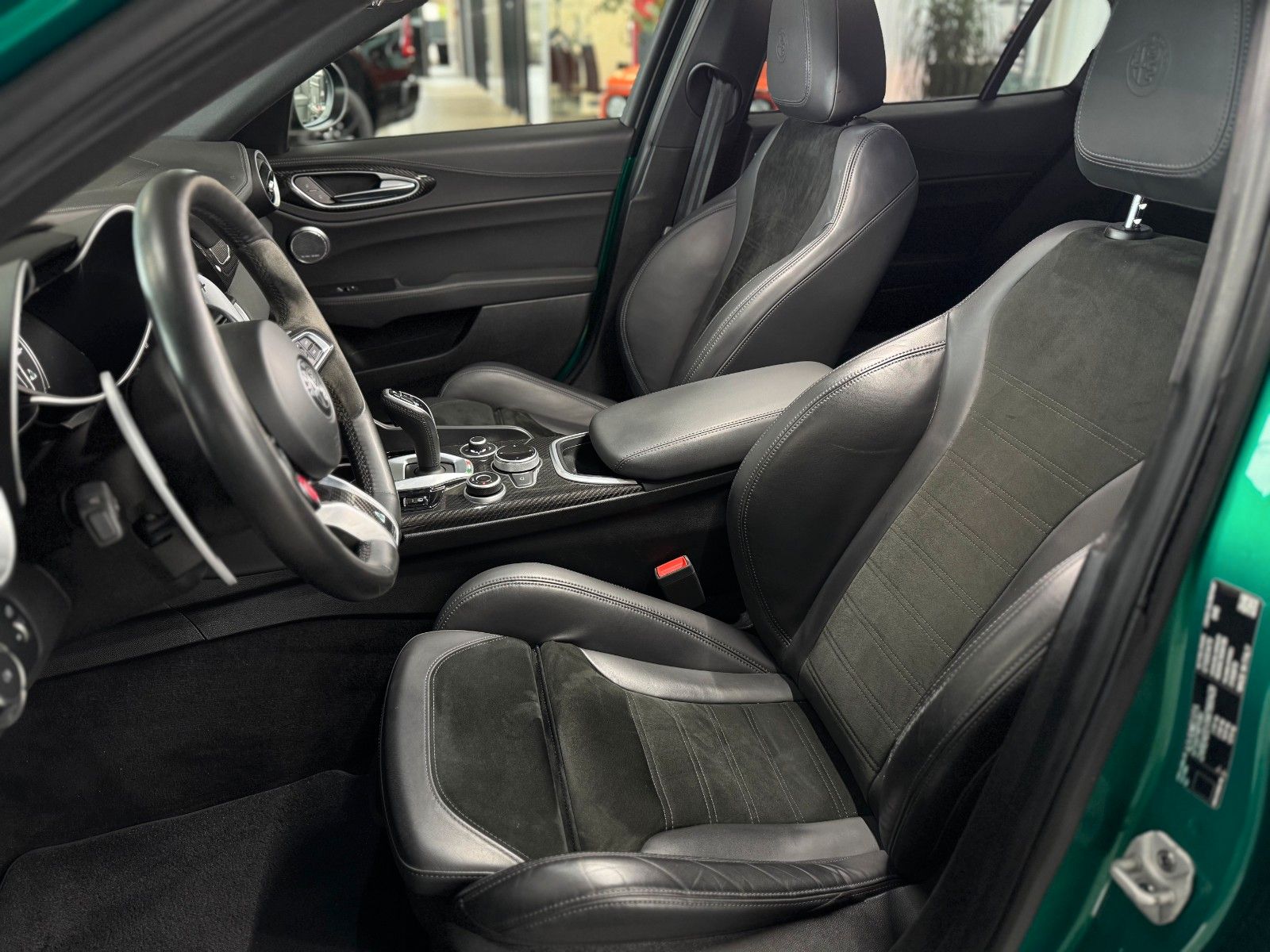 Fahrzeugabbildung Alfa Romeo Giulia 2.9 V6 Quadrifoglio "ACC Komfort-Paket"