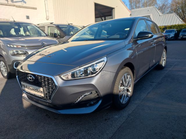 Hyundai i30 1.4 YES! Klimaaut/Alu/Navi+Cam/PDC/Sitzhzg