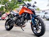 KTM Duke 125 Naked Bike mit Akra-Auspuff - Angebote