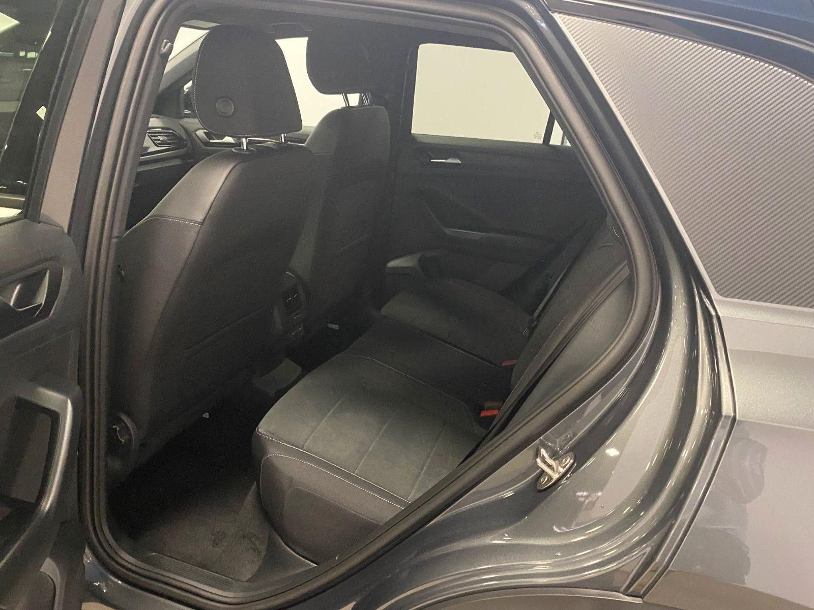 Fahrzeugabbildung Volkswagen T-Roc 1.5 TSI DSG Style+NAVI+IQ-MATRIX+Black Sty