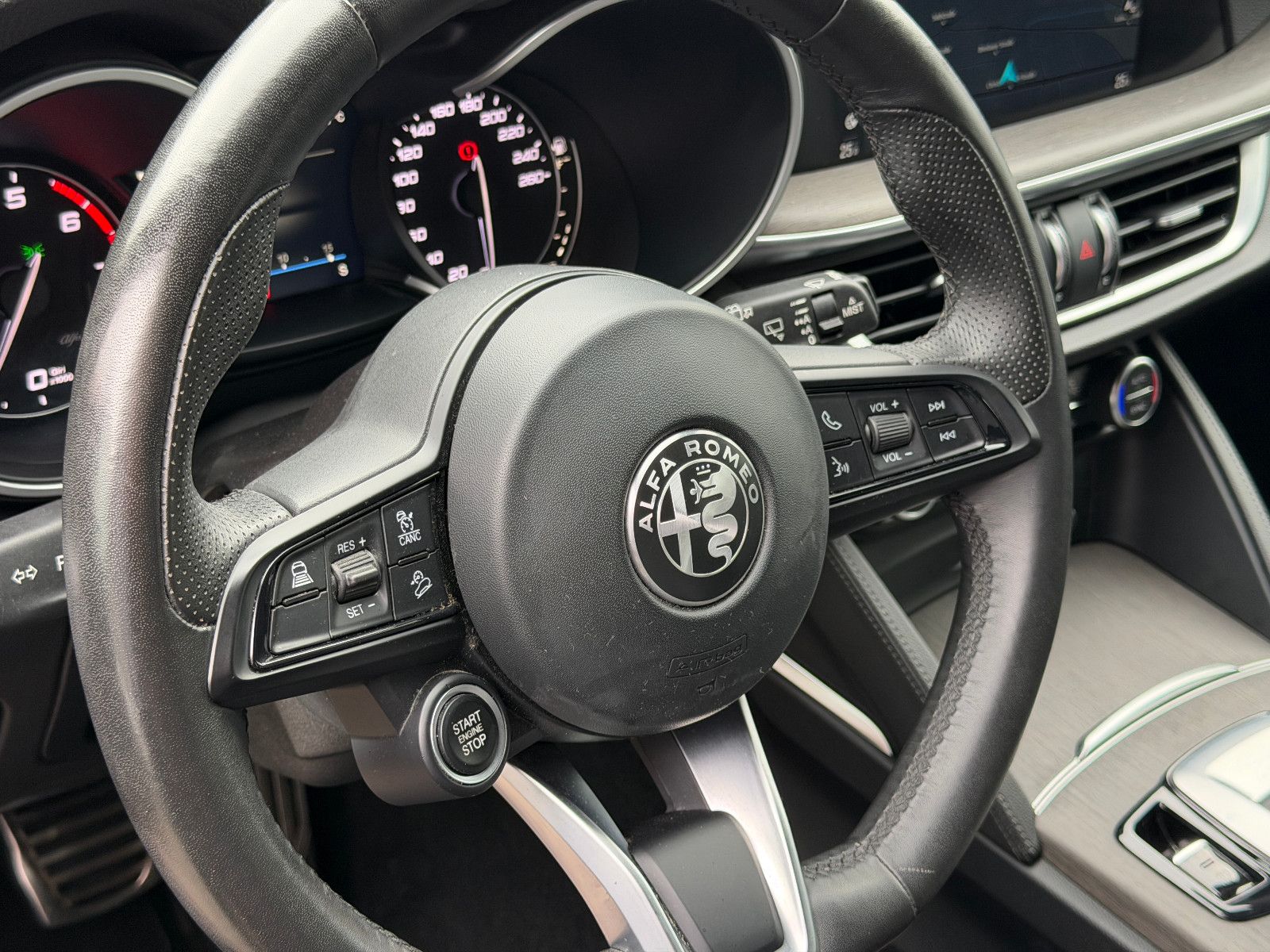 Fahrzeugabbildung Alfa Romeo Stelvio Ti Q4/MEMORY/ACC/NAVI/KAMERA/SHZ/KLIMA