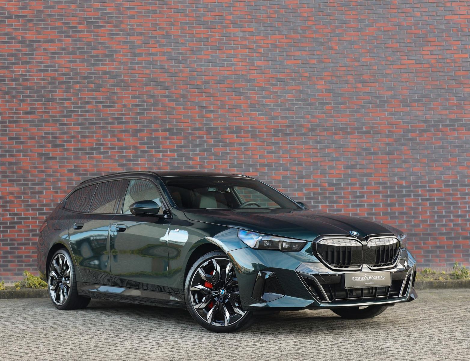 BMW 550 e Touring xDrive | Oxford Green – Pano – AHK