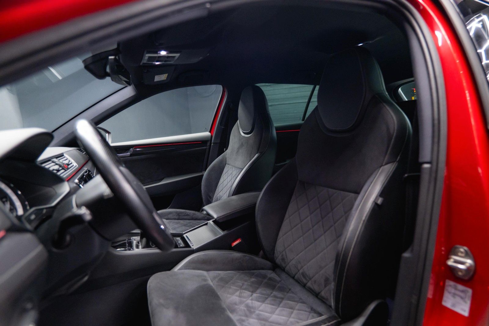 Fahrzeugabbildung SKODA Superb 1.8 TSI Combi Sportline | DAB | Alcantara