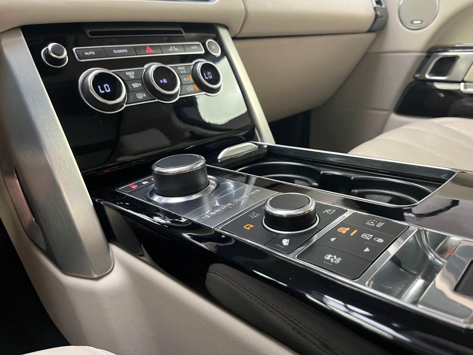 Fahrzeugabbildung Land Rover Range Rover Vogue 4.4 SDV8*Pano*AHK*
