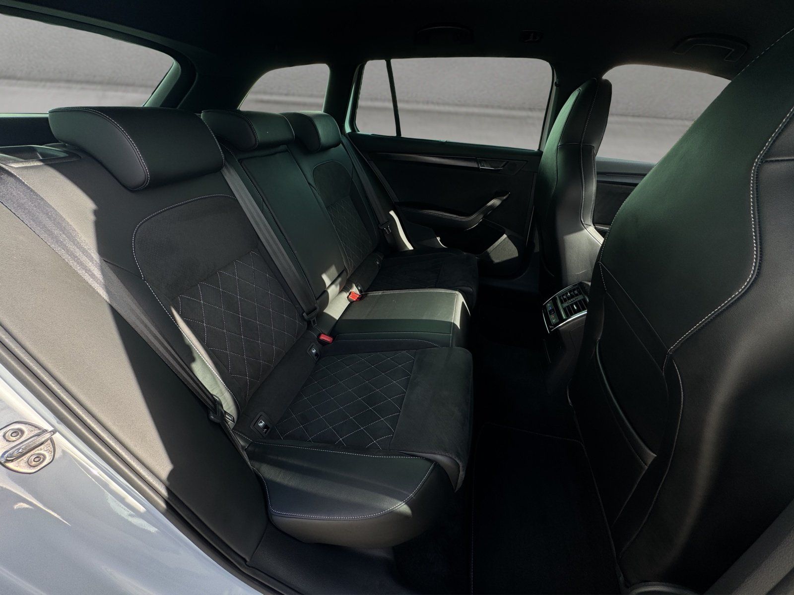 Fahrzeugabbildung SKODA Superb Combi 2.0 TSI Sportline/AHK/ACC/KAMERA/