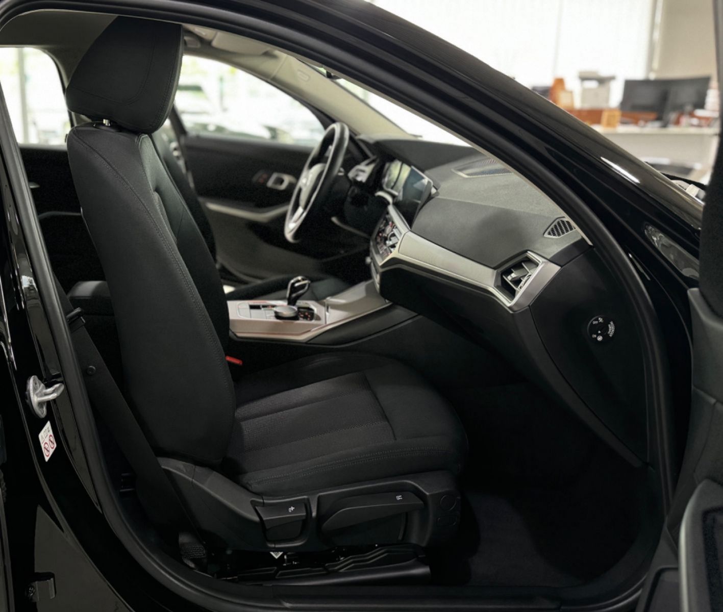 Fahrzeugabbildung BMW 330e DAB PDC CockPit+Geschwindigkeitsreg. LED