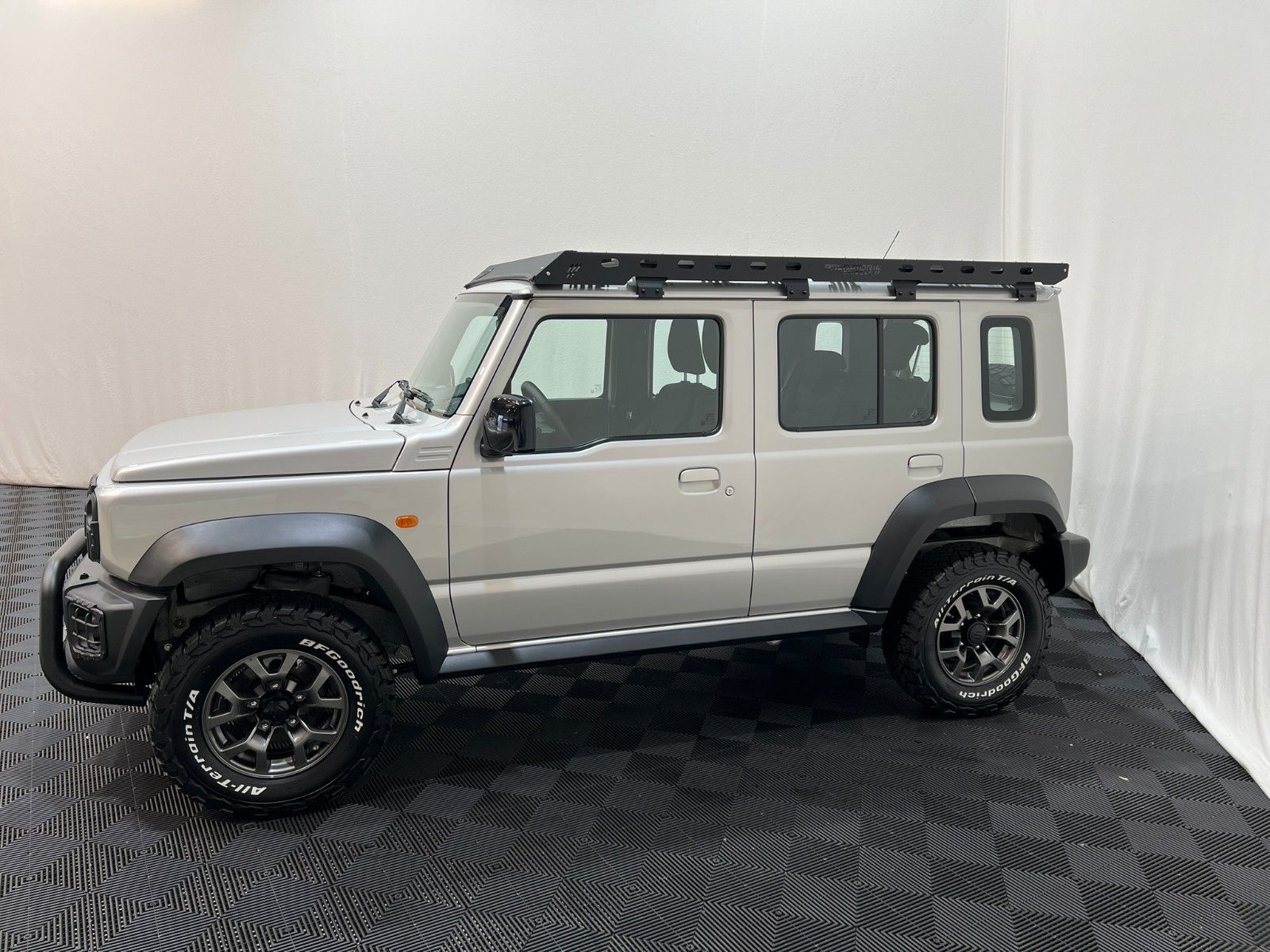 Fahrzeugabbildung Suzuki RTR Jimmy - 4/5 Türer / Offroad Edition