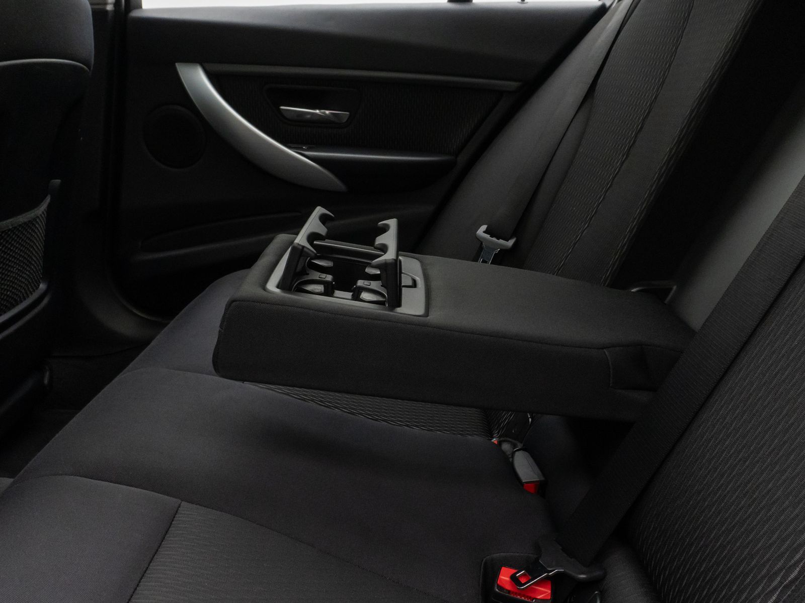 Fahrzeugabbildung BMW 320d GeschwindigReg HUD HiFi Xenon AHK Panorama