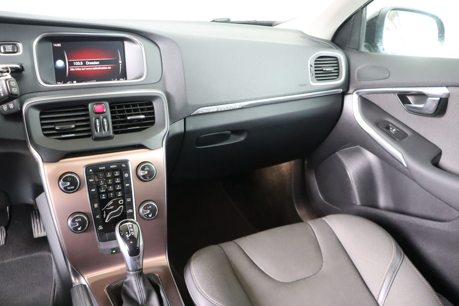 Fahrzeugabbildung Volvo V40 Cross Country * LED * Navi * RFK