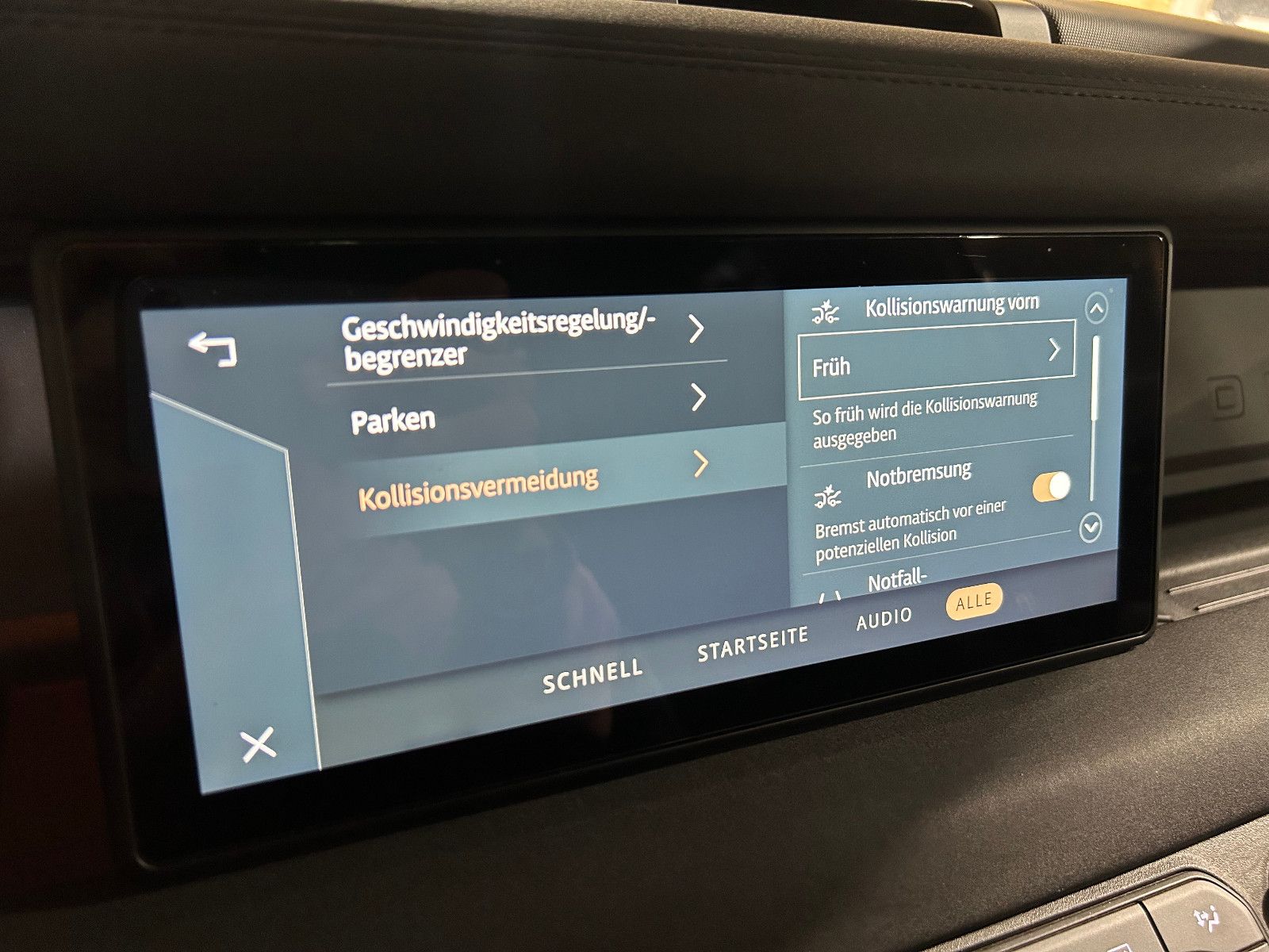Fahrzeugabbildung Land Rover Defender 110 X-Dynamic S/HEAD-UP/PANO/360°/APPLE