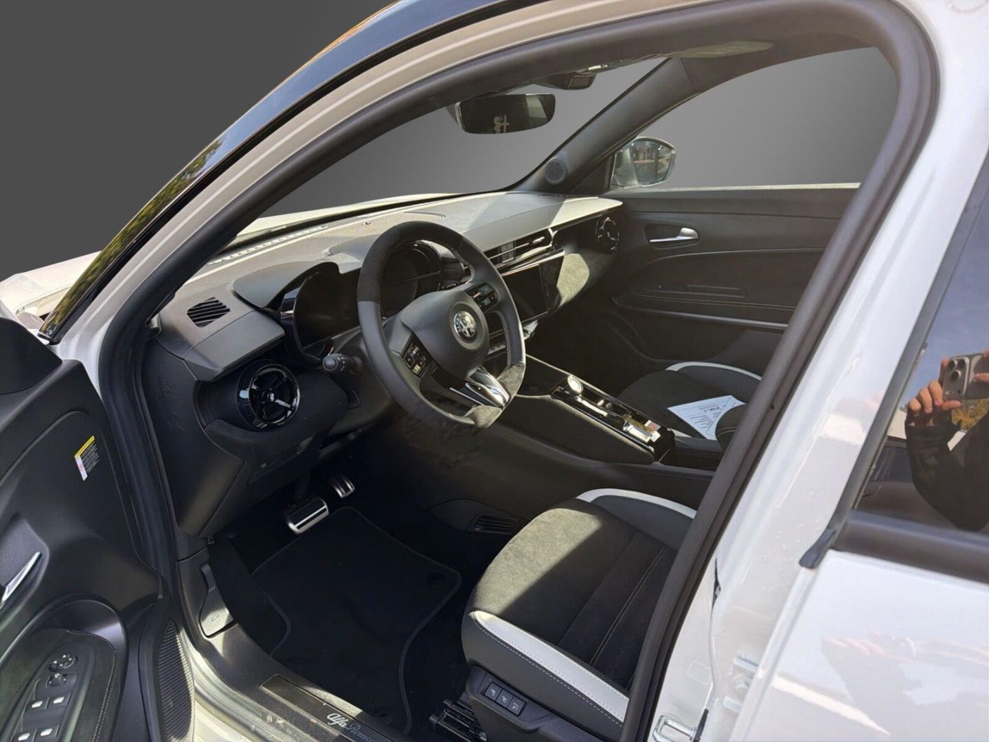 Fahrzeugabbildung Alfa Romeo Junior Ibrida 1.2 VGT 48V-Hybrid 107 kW Sport Sp