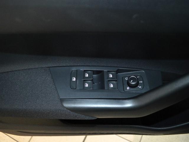 Volkswagen Taigo 1,5 TSI DSG R-Line IQ LIGHT 18" APP C., миниатюра 12