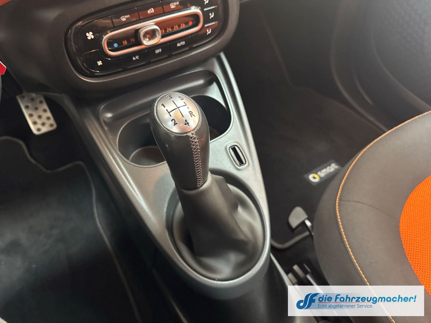 Fahrzeugabbildung Smart fortwo coupe Basis 52 kW Panorama Navi Klimaauto