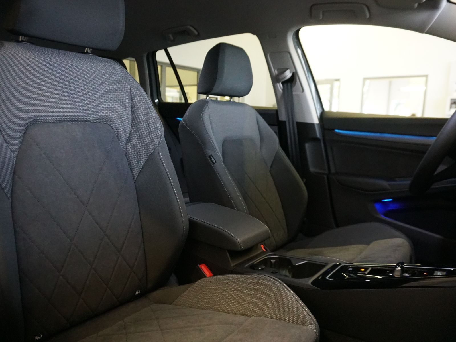 Fahrzeugabbildung Volkswagen Golf VIII Variant Style 1.5 eTSI DSG *AHK, LED,