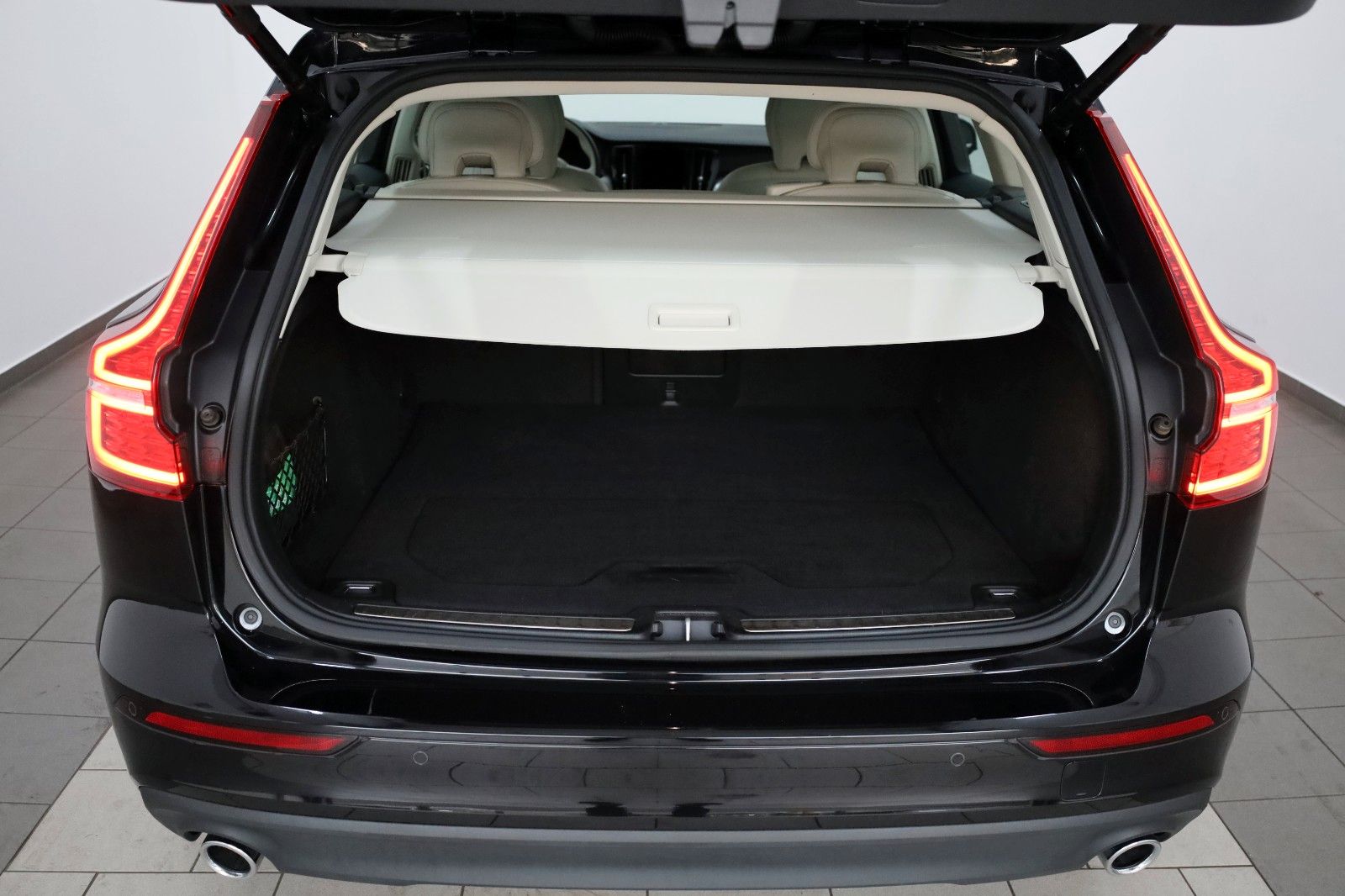 Fahrzeugabbildung Volvo V60 B4 D, Momentum Pro,Leder,Navi,SH,Kamera,ACC