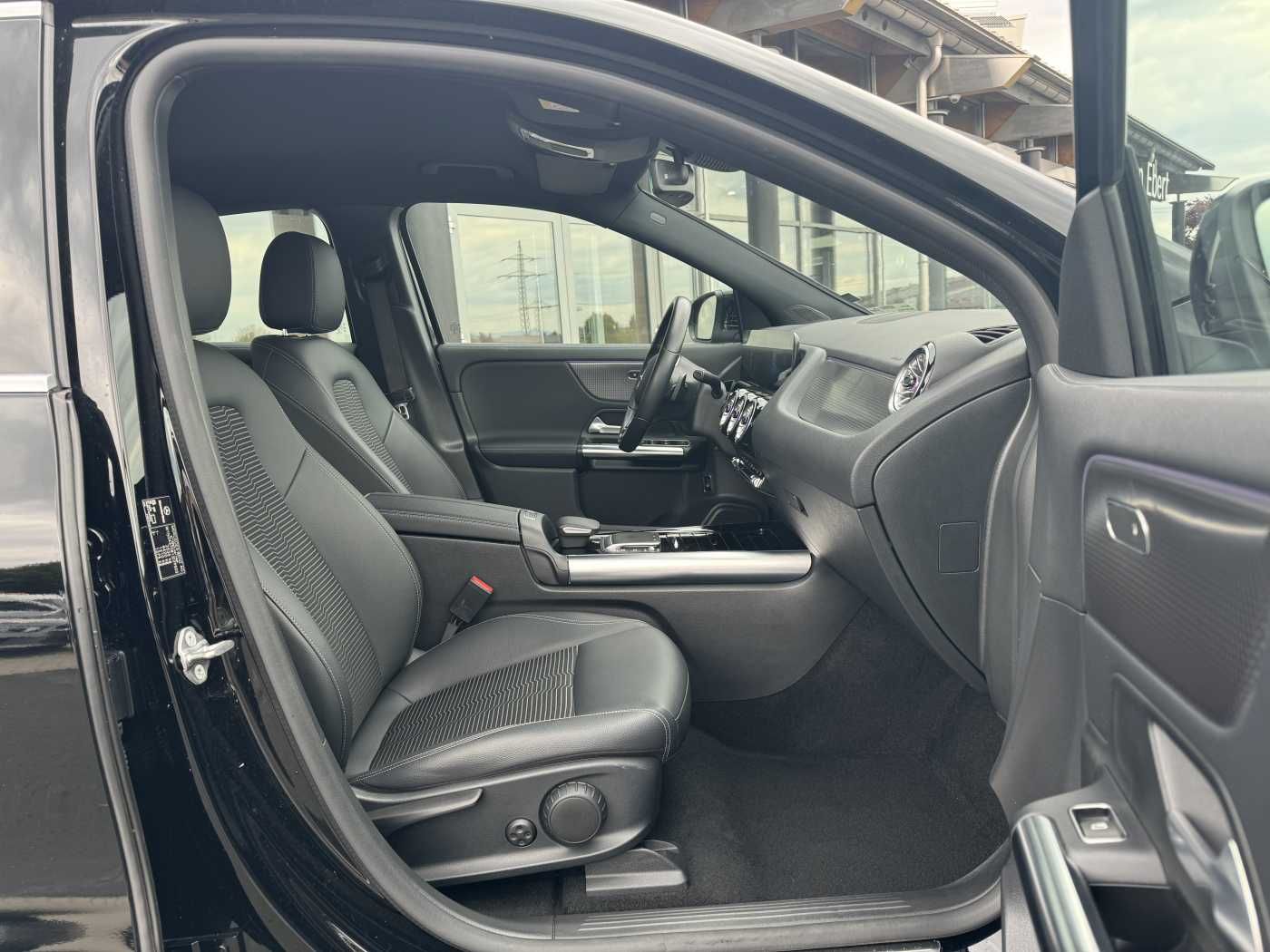 Fahrzeugabbildung Mercedes-Benz EQA 300 4Matic Progressive+RKamera LED+IHC+TOTW+