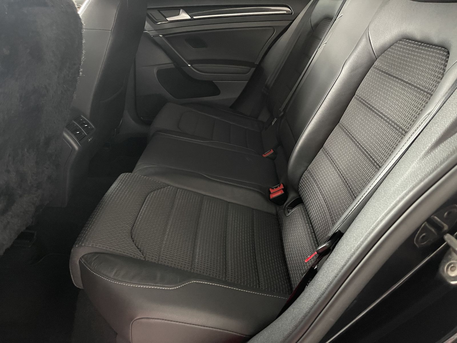 Fahrzeugabbildung Volkswagen Golf R-Line 2.0 TDI*SoftClose*LED*Cam*AHK*DVD*