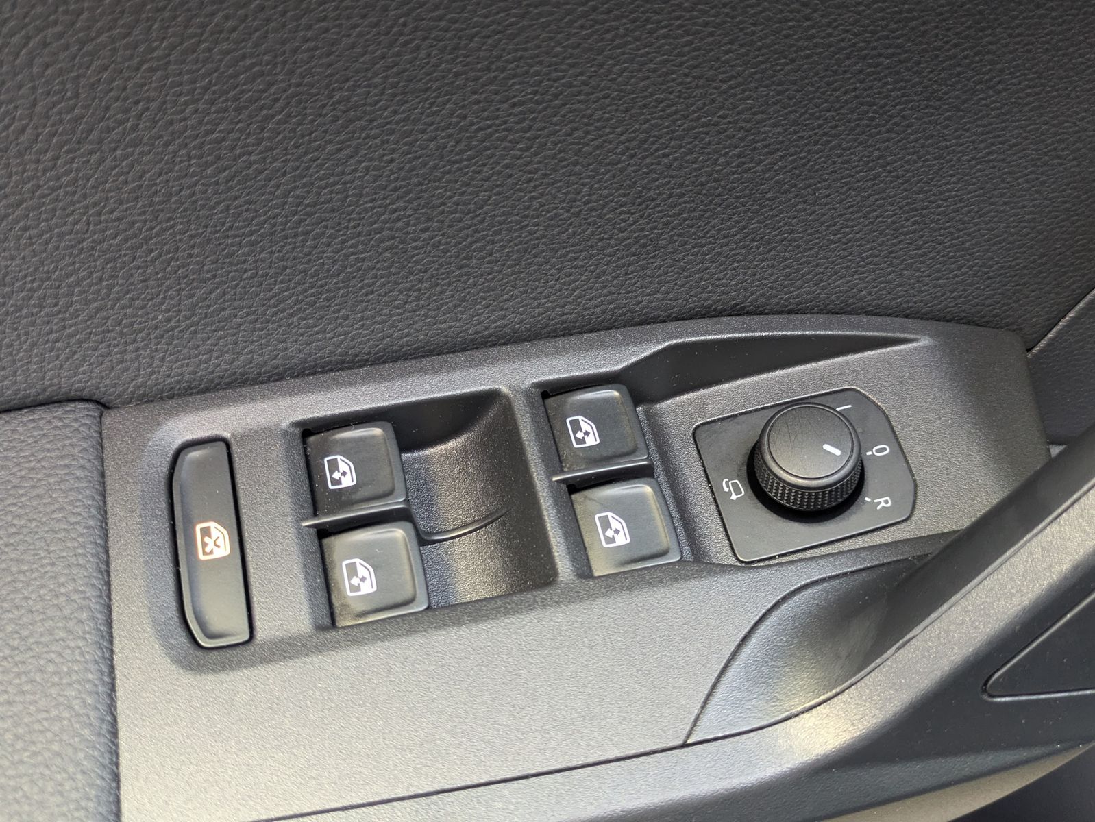 Fahrzeugabbildung SEAT Arona 1.0 TSI FR DSG AHK*ACC*LED*APP*DAB*KAMERA