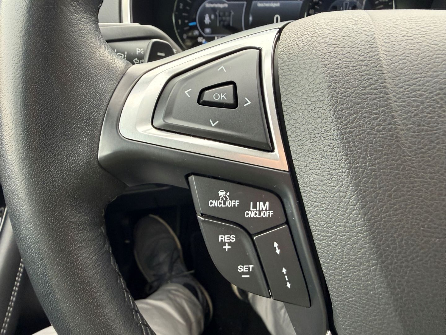 Fahrzeugabbildung Ford S-Max 2.0 EcoBlue Titanium 7-Sitze ACC LED AHK R