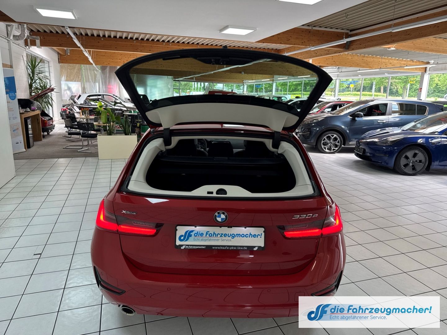Fahrzeugabbildung BMW 330 e xDrive Advantage Touring Park-Assistent AH