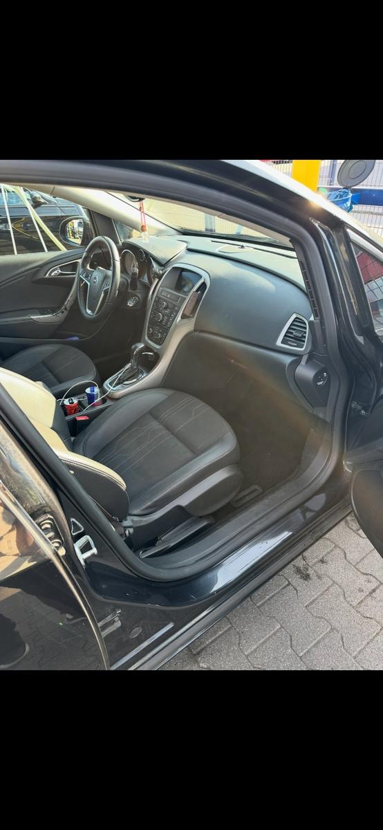 Opel Astra 2012 — photo 9