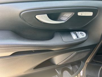 Mercedes V 220 - 12