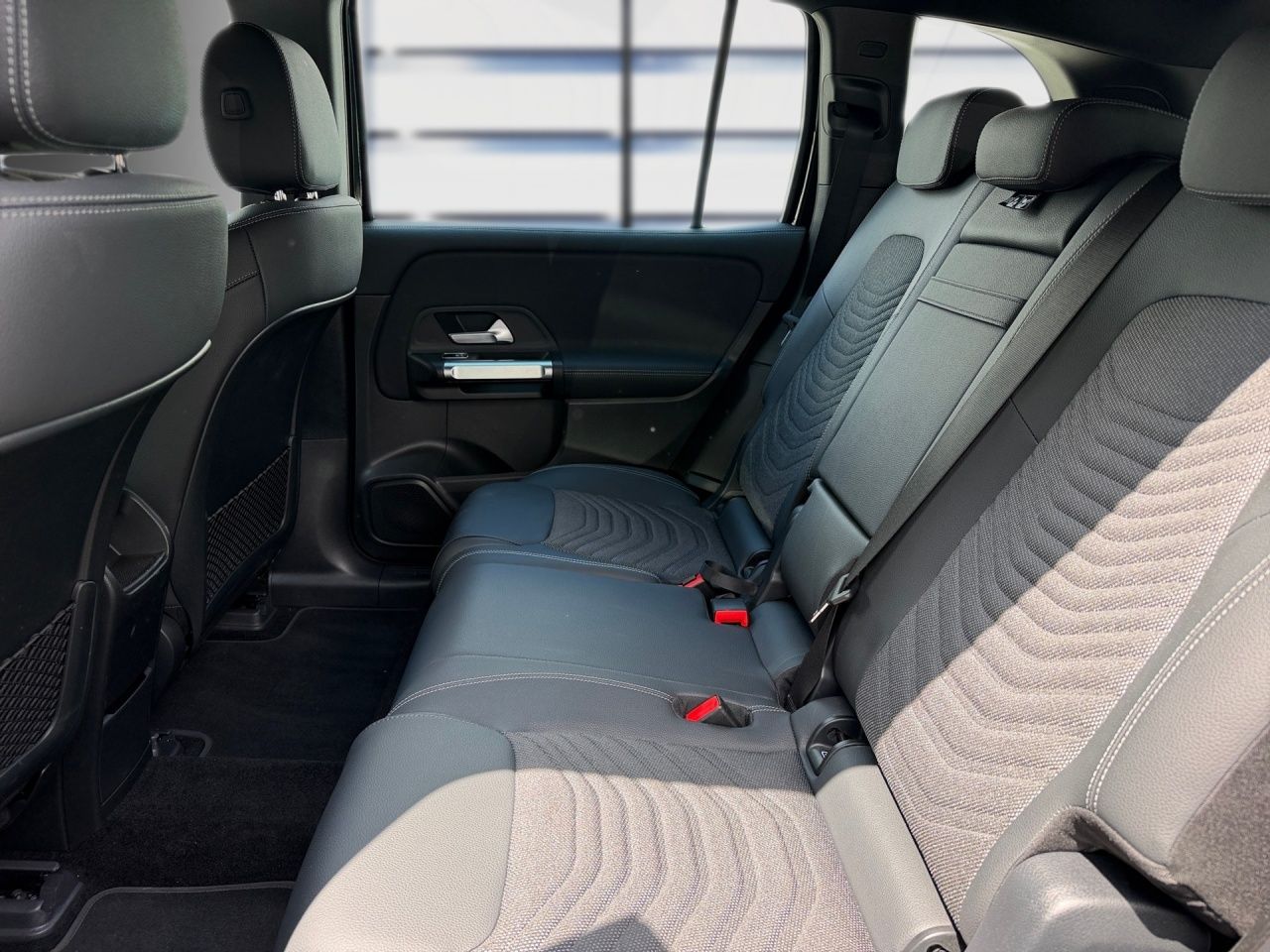 Fahrzeugabbildung Mercedes-Benz EQB 300 4M BONUS+AHK+FAHRASS+LHZ+CARPLAY+ALLRAD+
