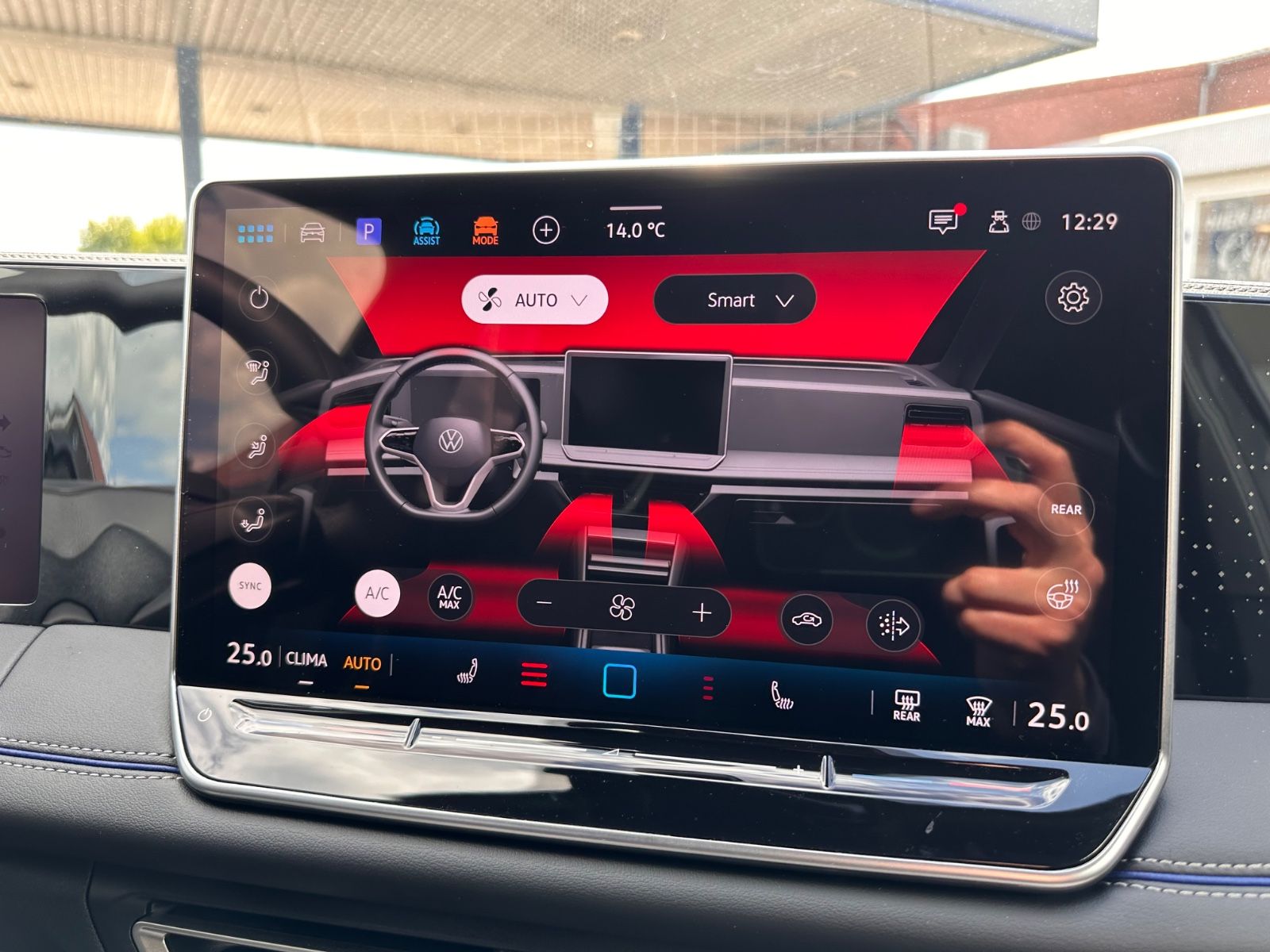 Fahrzeugabbildung Volkswagen Tiguan 1.5 eTSI R-Line DSG AHK/Navi/APP/LED/SHZG