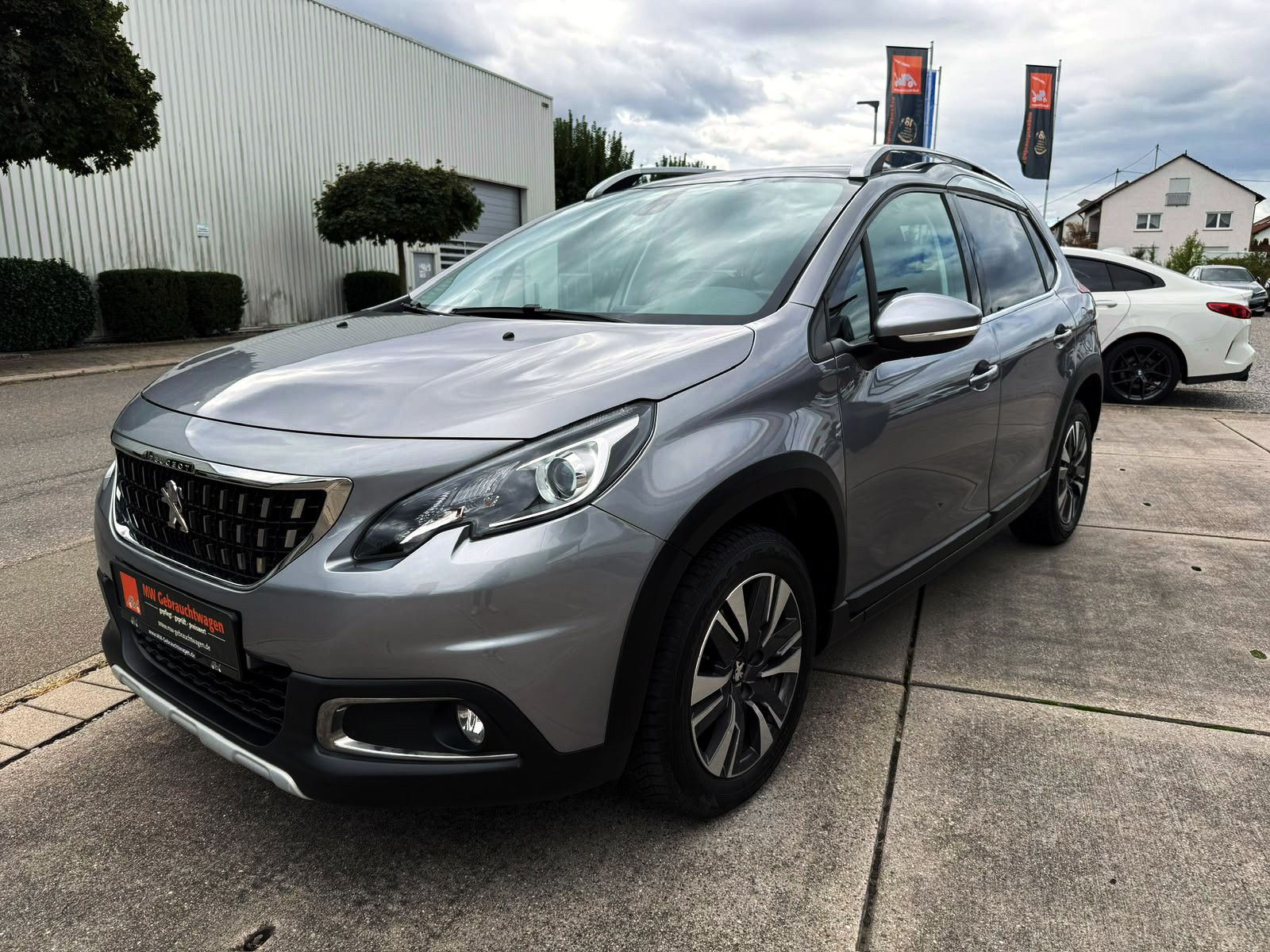 Fahrzeugabbildung Peugeot 2008 Allure 1.2 Auto. KAM PDC SHZ PANO NAV TEMP