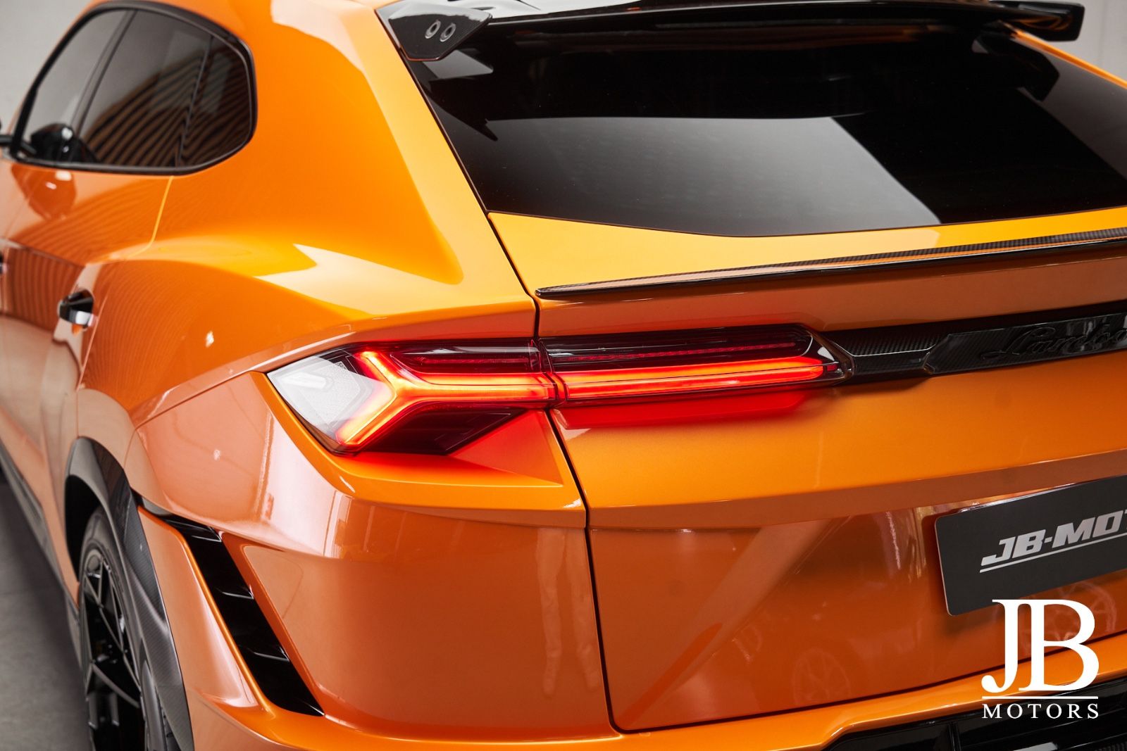 Fahrzeugabbildung Lamborghini Urus Performante Carbon Head-Up Akrapovic