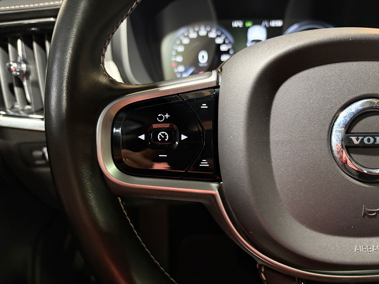 Fahrzeugabbildung Volvo V90 Kombi R Design Recharge Plug-In Hybrid AWD/