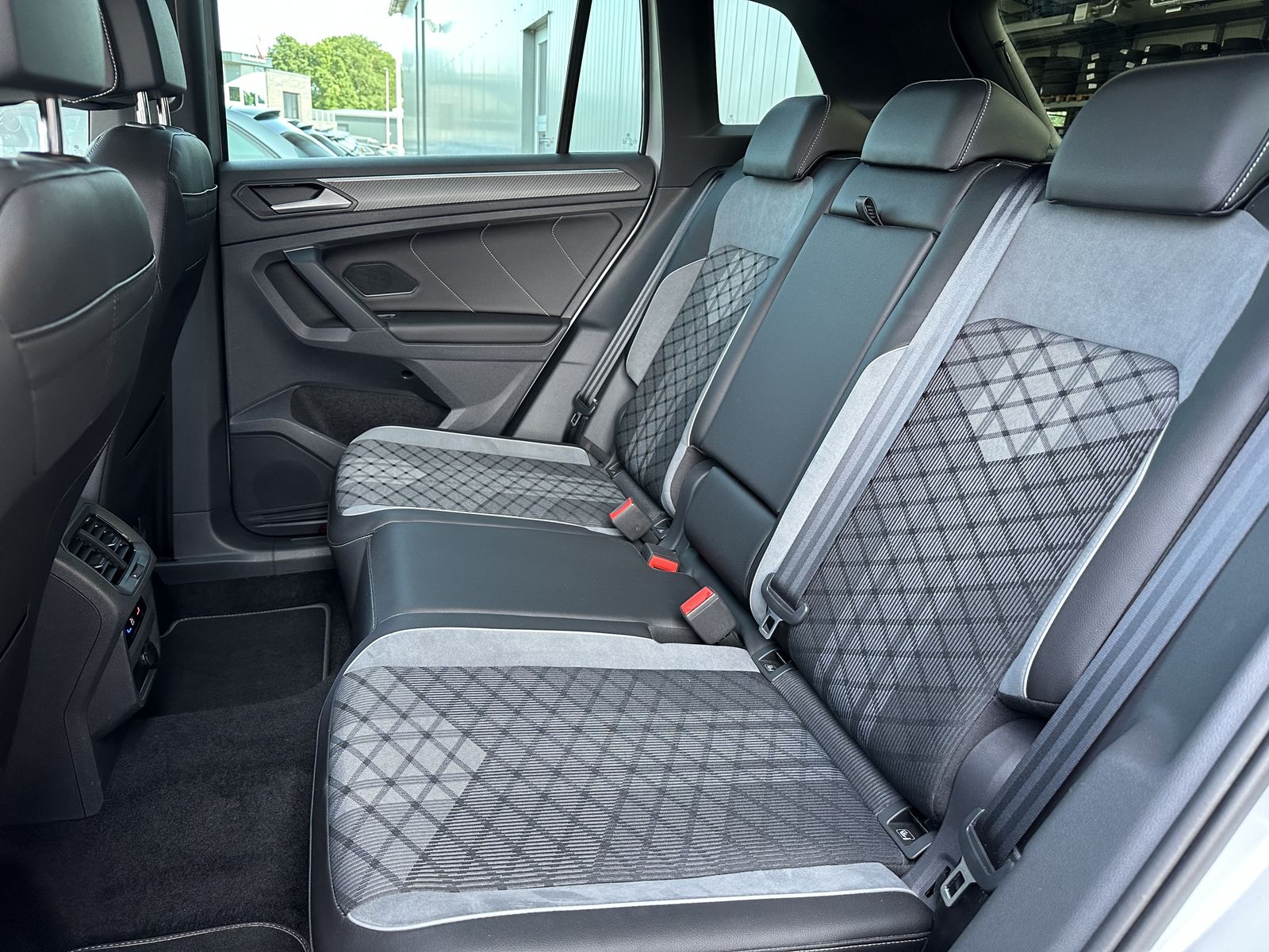 Fahrzeugabbildung Volkswagen Tiguan 2.0 TDI DSG 4M R-Line NAV+LED+ACC+CARPLAY