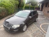 Volkswagen Passat Automatik Leder AHK PDC - Volkswagen Passat aus 2010: Kombi