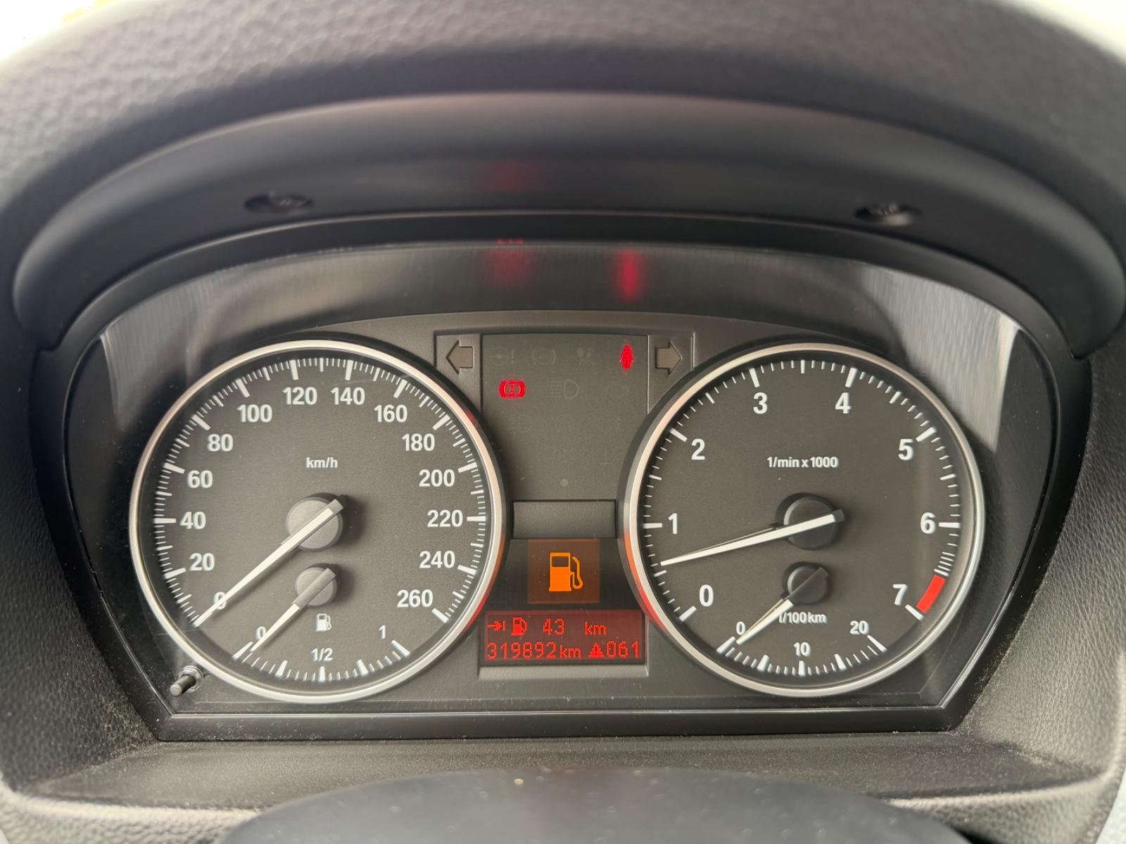 BMW 318 2009 — photo 21