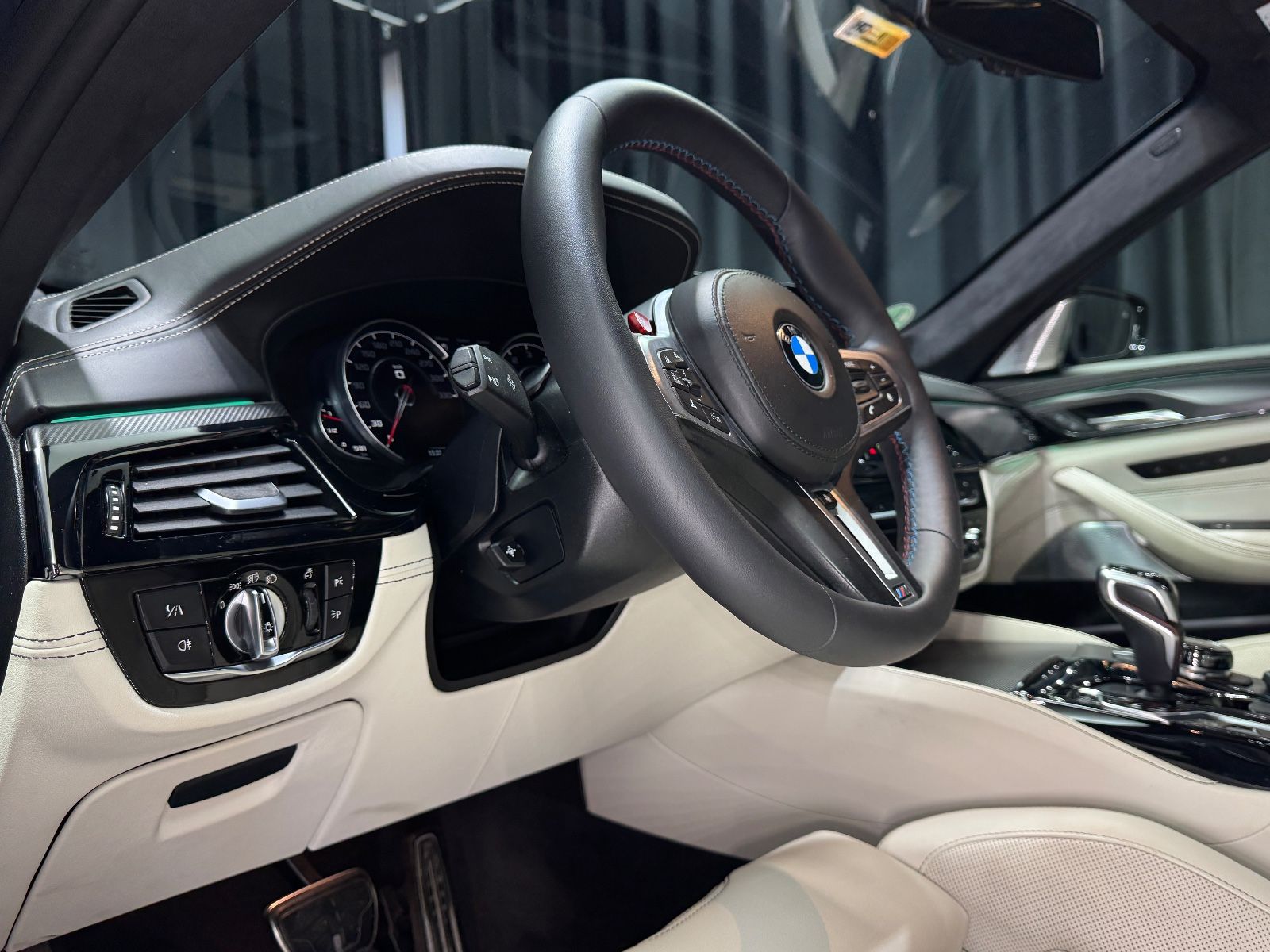 Fahrzeugabbildung BMW M5 LIM|BOWERS|TV|KERAMIK|INDIVIDUAL|VOLL