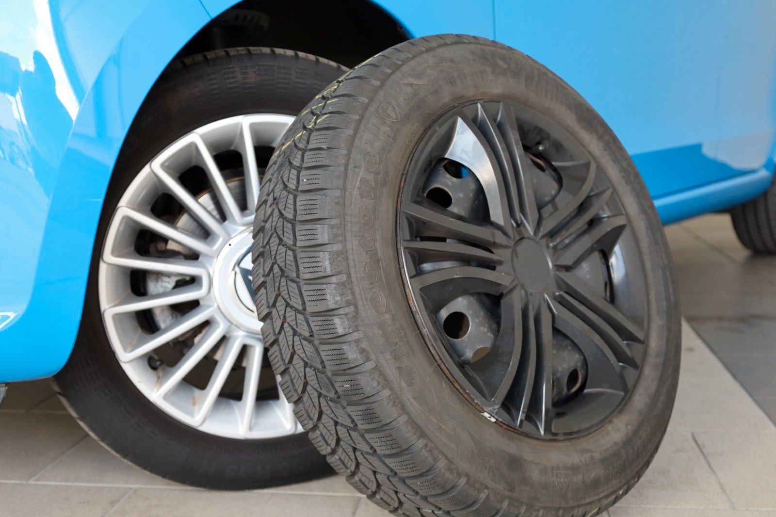 Fahrzeugabbildung Volkswagen up! high up! Klima, 8-fach bereift