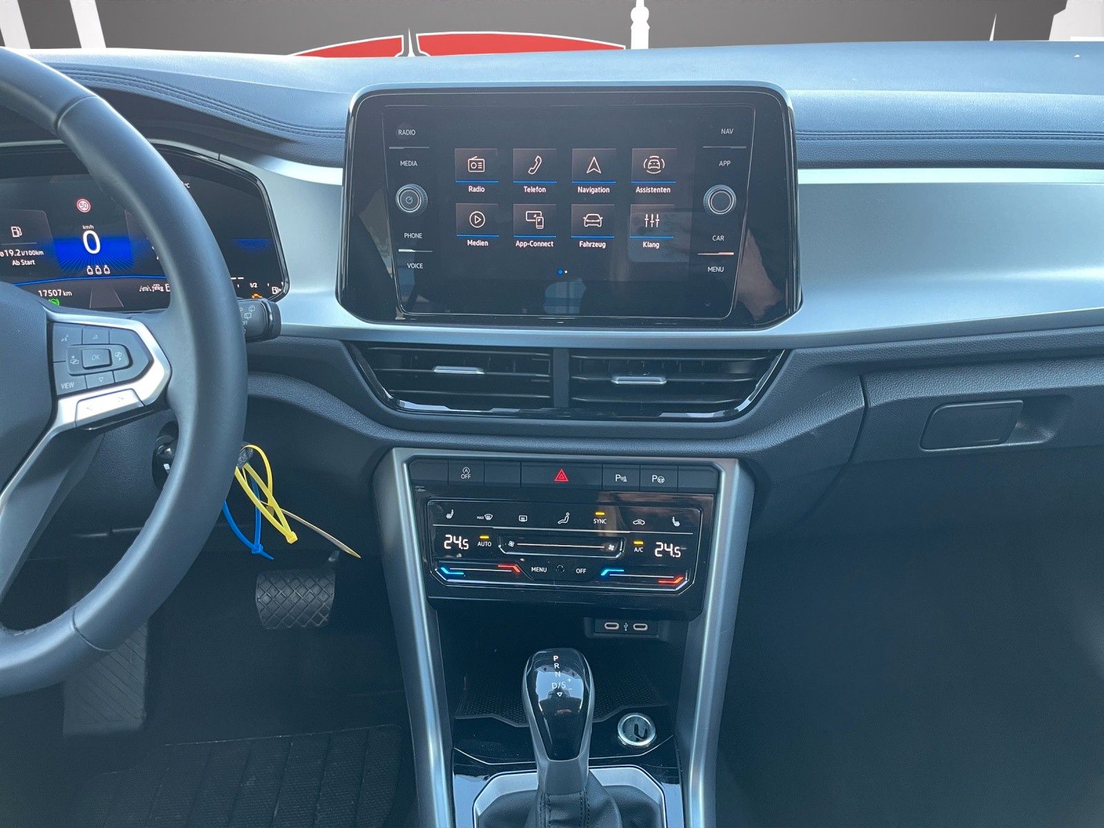 Fahrzeugabbildung Volkswagen T-Roc 1.5 TSI DSG Life LED/ACC/RFK/PDC/SHZ