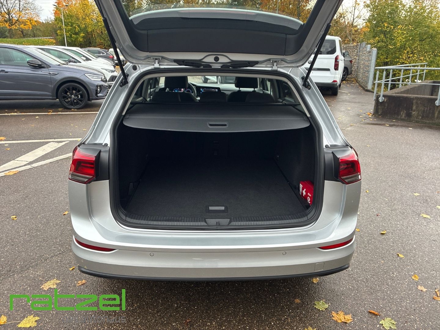 Fahrzeugabbildung Volkswagen Golf Variant Life VIII Navi Komfortsitz AHK Digi