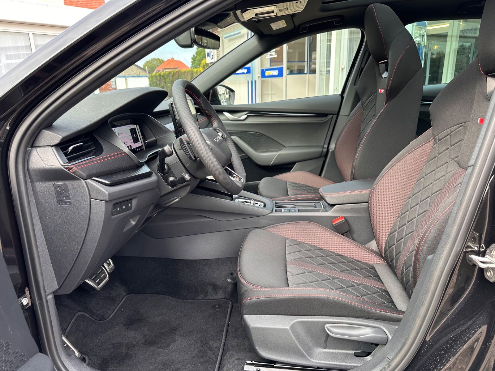 Fahrzeugabbildung SKODA Octavia RS Combi 2.0 TSI Pano/360°/Matrix/ACC