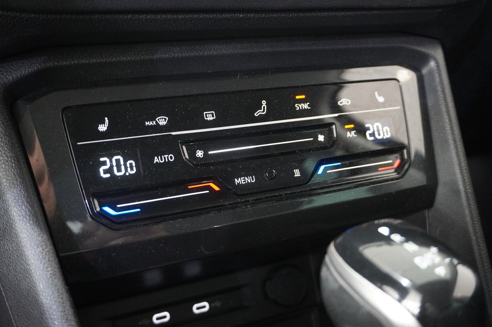 Fahrzeugabbildung Volkswagen Tiguan 1.5 TSI LIFE DSG NAVI/LED/ACC/SHZ/PDC/DAB
